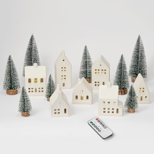 SOONOW Weihnachtsdorf-Set – 7 weiße Keramikhäuser mit Fernbedienung LED-Teelichter und 8 Schneebäumen, Bauernhaus-Weihnachtsdekorationen für den Innenbereich für Tisch, Kamin, Kaminsims, Regal