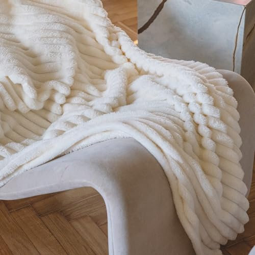 Comart - Plaid Jacquard - Coperta Effetto Pile - 125x150 cm - per Divano, Letto Singolo e Poltrona - Coperta Ultra Morbida - Caldo Plaid per Tutte le Stagioni - Lavabile in Lavatrice - Bianco Panna