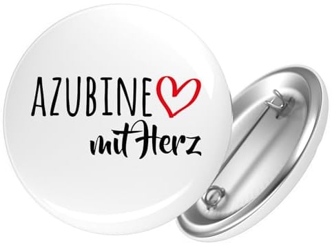 Huuraa Button Azubine mit Herz Geschenk | Der runde 59-mm-Ansteckbutton mit Motiv und Sicherheitsnadel ist eine kleine Geschenkidee für Jacken und Rucksäcke.