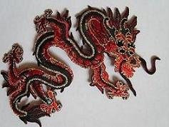 alles-meine.de GmbH 1 Stück Bügelbild - chinesischer Drache - Long - rot/schwarz - 8,8 cm * 10,8 cm - Aufnäher & Applikation - gewebter Flicken - Bügelflicken/Hosen..