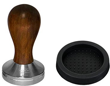 scarlet espresso | Tamper »Classic«, stilvoller Espresso-Stempel mit ergonomischem Griff aus Edelholz, für perfekten Espresso, Barista-Werkzeug (Set: Sandelholz - Dunkelbraun, 58 mm & Tamperablage)