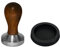 scarlet espresso | Tamper »Classic«, stilvoller Espresso-Stempel mit ergonomischem Griff aus Edelholz, für perfekten Espresso, Barista-Werkzeug (Set: Sandelholz - Dunkelbraun, 58 mm & Tamperablage)