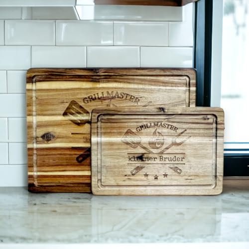 Personalisiertes Schneidebrett mit Saftrille aus Akazienholz mit Gravur Grillmaster und Name, Akazienholzbrett als Geschenk für Männer, den Grillprofi, Hobbygriller, Chef am Grill (38 x 28 x 1,5 cm)