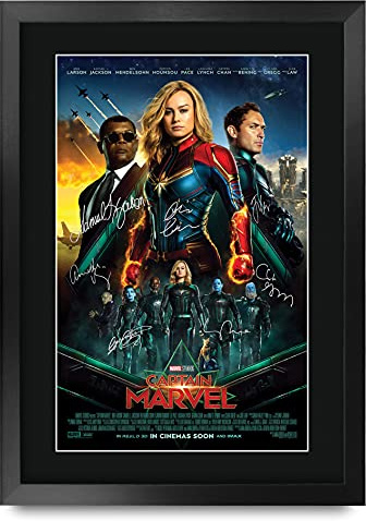 HWC Trading A3 FR Captain Marvel Brie Larsson und Cast Geschenke Printed Poster Autogramm Bild für Film-Memorabilia Fans - A3 Eingerahmt