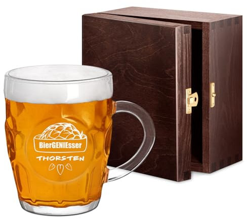 Maverton traditioneller Bierkrug mit Gravur - personalisiertes Bierglas 500 ml mit Henkel für Männer - Bierseidel für Biertrinker - zum Geburtstag - zu Weihnachten - BierGENIEsser