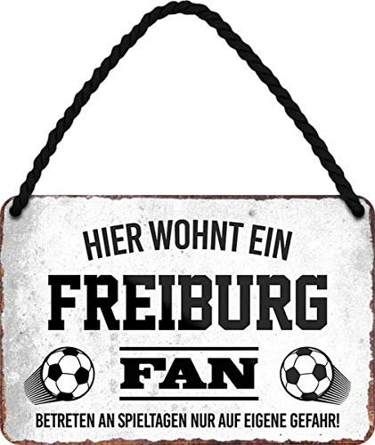 WOGEKA ART Retro Blechschild - Hier wohnt ein Freiburg Fan Fußball - witziger Spruch Geschenk-Idee Geburtstag Weihnachten Deko 18x12 cm Vintage-Design Hänge-Schild Metall HS14