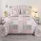 DECMAY Tagesdecke 220x240 Rosa Patchworkdecke Bettüberwurf Tagesdecke mit Blumenmuster, Überwurfdecke Bett für Doppelbett, 3-teiliges Tagesdecke mit Kissen Set, Romantisches und gemütliches Design