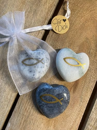 Kleines Geschenk: Herzstein Glücksstein Fisch Konfirmation Kommunion Taufe, 4 cm in Organzabeutel, 1 Herz a.d. Sortiment (Fisch Gold)