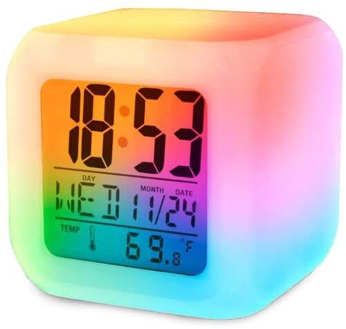Setty Réveil numerique à Piles pour Enfants Femmes Hommes Senior lumière colorée Horloge Digitale LED décoration de Chambre Lumineux Grand Chiffre Puissant