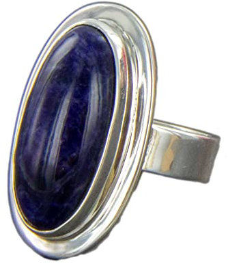 Sodalith Cabochon oval in Silber gefasst mit verstellbarer Ringgröße