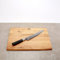 KAI Wasabi Black 6723B - Coltello da pane 23 cm – Il coltello affilato per fette perfette + tagliere fatto a mano al 100%, pezzo unico in rovere 40 x 25 cm
