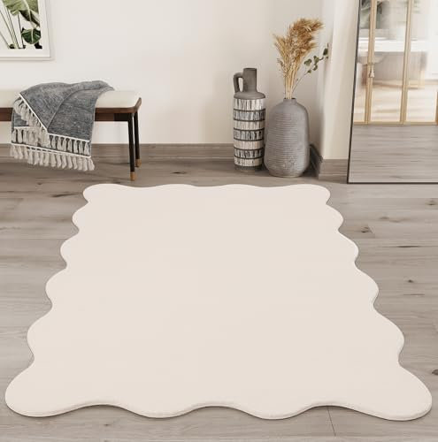 the carpet Lina Shape Scallop Teppich, Kunstfell, Flauschiger Teppich, Anti-Rutsch Unterseite, Waschbar, Super Soft, Beige, 120 x 160 cm