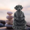 Bellaa 29608 Meditierende Hundestatue, niedlich, Zen, Buddha, Yoga, Pose, Mönch, Namaste, Achtsamkeit, Ruhe, Frieden, Innenbereich, Wohnzimmer, Dekoration, Outdoor, Feengarten, Skulptur, Zwerg Figur