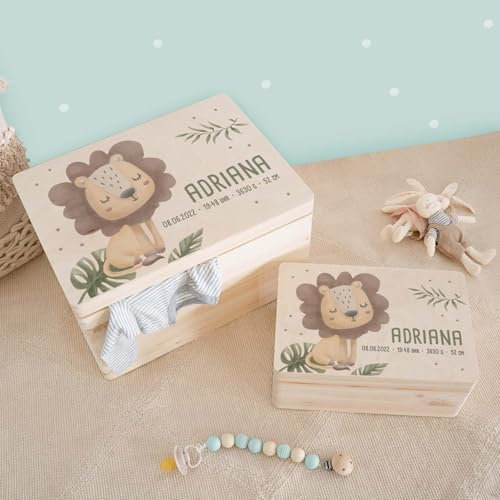 hellomini Personalisierte Erinnerungsbox Baby - Erinnerungskiste mit Namen aus Holz - Geschenk zur Geburt für Mädchen & Jungen - Babygeschenke (Löwe, L: 40x30x23cm)
