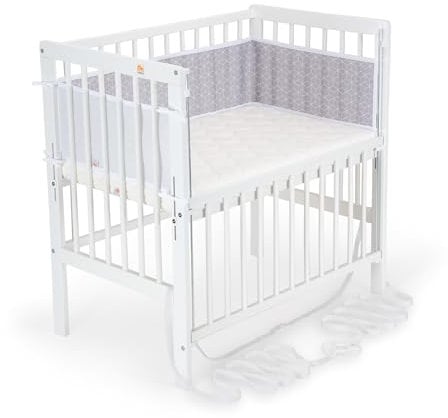 FabiMax Baby Beistellbett Flex mit innovativem Seitengitter für Boxspringbett, inkl. Matratze und Nestchen aus Netzstoff, Buche massiv weiß, Air/graue Würfel