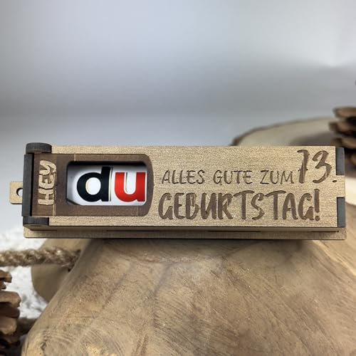 Urhome Geschenkbox Alles Gute zum 73. Geburtstag mit Duplo Schokoriegel - Überraschung Holzbox mit Spruch Gravur inkl. Schokolade Geschenk Riegel - Geburtstagsgeschenk für Erwachsene Mann Frau