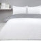 Sleepdown Wende-Bettwäsche-Set für Super-Kingsize-Betten Pflegeleicht und superweiche Baumwolle Design Weiß und Grau gepunktet Größe 220 x 260 cm + 2 passende Kissenbezüge.