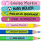 50 personalisierte Namensaufkleber zum Markieren von Bleistiften und Kugelschreibern. Bunte wasserfeste Vinyl-Klebeetiketten für Kinder und Jugendliche in Schule und Kindergarten. Größe 4,6 x 0,6 cm.