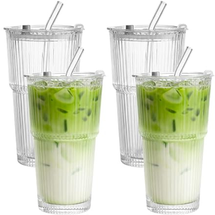 4er Set Geriffelte Trinkgläser 550ml mit Deckel inkl. Glashalme und Reinigungsbürste - Elegante Latte Macchiato & Iced Matcha Gläser, Spülmaschinengeeignet, Hohe Longdrinkgläser mit Riffelstruktur