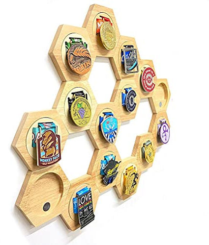Porta Medaglie a Nido d'Ape Espositore per Medaglie Sportive Esagonali in Legno Custodia da Parete per Atleti Corridori Nuotatori Legno Naturale 137,6x120x15mm