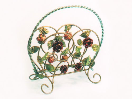 Porte-revues en fer forgé avec roses et feuilles colorées journaux