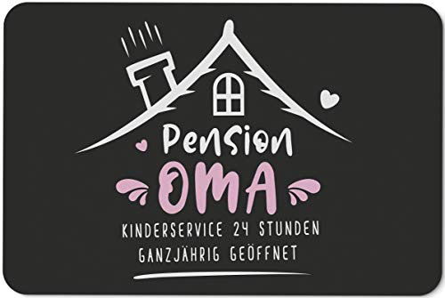 Tassenbrennerei Fußmatte mit Spruch Pension Oma Kinderservice 24 Stunden Ganzjährig geöffnet - Geschenk Türmatte lustig für innen & außen, waschbar - Deutsche Qualität (Oma)