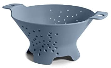 Blim Plus Scolapasta Cosmo diametro 25cm blu opaco (Ocean) in plastica 100% riciclabile, Non Tossico, Lavabile in Lavastoviglie, Impugnatura Ergonomica, 4 piedini d’appoggio, fori svasati