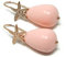 Orecchini pendenti con goccia corta in pasta di corallo rosa chiaro e gancetto con stella marina in argento placcato oro rosa