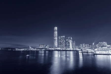 adrium Acryl-Bild 90 x 60 cm: Nachtlandschaft von Wolkenkratzer, Skyline und Hafen der Stadt Hongkong (186740450)