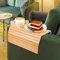 PEUTIER Bambus-Sofa-Armlehnen-Tablett, Rutschfester Couch-Becherhalter Couch-Arm-Tablett Klappbares Sofa-Tischtablett mit Getränkehalter Tablett für Getränkebecher Taschentücher Snacks Handy