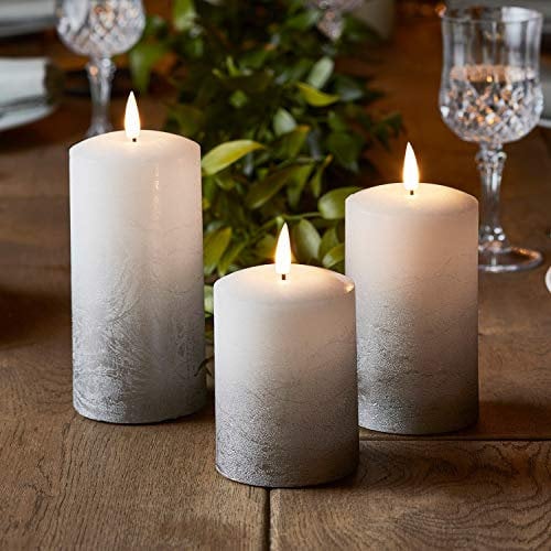 Lights4fun 3er Set TruGlow® LED Echtwachskerzen Silber Ombre Kerzen mit warmweißer LED Flamme Timer batteriebetrieben