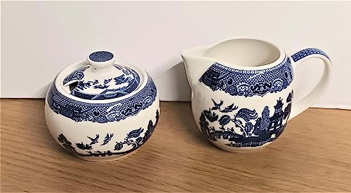 AuraHome Blue Willow 7oz 200ml Cream/Milk Jug & Sugar Bowl with Lid Wide Glazed Iconic Elegant Blue-Printed Scene on White Porcelain Depicts Nature & Historical Imagery Collectible