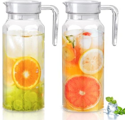 2x Acryl-Wasserkaraffe mit Deckel | 1,1L Unzerbrechlich & Spülmaschinenfest | Transparenter Krug für Kühlschrank, Eistee, Limonade (2 Stück Set)