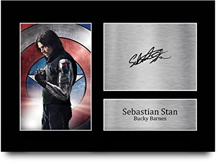 HWC Trading A4 Sebastian Stan Bucky Barnes Geschenke Geducktes Signiertes Autogramm Foto für Fans von Film Memorabilien