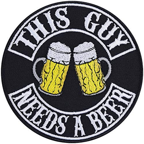 THIS GUY NEEDS A BEER Aufnäher/Aufbügler mit Stickerei Bierspruch Bügelbilder Männer Geschenk für Bierliebhaber Partyoutfit Polterabend Junggesellenabschied Button Applikation Biertrinker 90x90mm