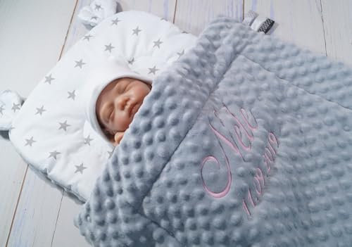 BotoBaby ★ Zweilagige Babydecke mit Namen und Datum Bestickt ★ Minky ★ Baumwolle ★ Füllung ★ (Grau - Sternen 5, 50 x 75 cm + Kissen)