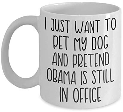 I Just Want To Pet My Dog And Pretend Obama Is Still In Office Tasse für Liberalen, Socialisten und Anti-Trump-Konservative 11oz weiß