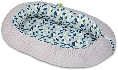 Velinda Kuschelnest Babynest Babynestchen Nestchen Reisebett Wickelauflage Kuschelbett (Muster: Blaue Dreiecke - grau)