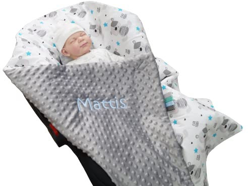BotoBaby ★ Zweilagige Babydecke mit Namen und Datum Bestickt ★ Minky ★ Baumwolle ★ Füllung ★ (Grau - Teddybären, 90 x 90 cm - Babyschale)