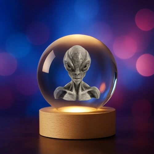 Plexido 3D Kristallkugel LED – Verschiedene Motive zur Auswahl: Tiere, Kosmonaut, Emojis – Deko-Licht aus Glas mit Holzsockel – Personalisierbar – Geschenkidee (UFO Außerirdischer Alien)