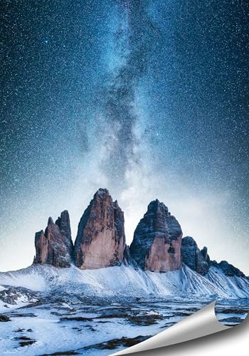 4FINO Berge Poster, Dolomiten - Drei Zinnen, Sternenhimmel, Natur Bilder Foto Kunstdruck Wandbild Moderne Wand Dekoration Wohnzimmer Schlafzimmer Küche (ohne Text, 50 cm x 70 cm, ohne Rahmen)