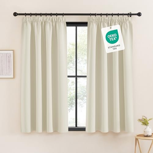 KGORGE Beige Gardinen mit Kräuselband Kurz 2er Set 145 x 140 cm(HxB) Thermovorhang Kälteschutz Kräuselband Verdunkelungsvorhang für Schiene Fenster Vorhang Blickdicht 65%-70%, Hellbeige