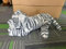 MorisMos 55cm lang riesen weißer Tiger Kuscheltier XXL mit blau Augen,weich liegend weisser Tiger Plüschtier Stofftier,Geburtstag Geschenk Kinder Baby