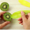HDmirrorR 3 Stück Kunststoff Slicer Kiwi Löffel Splitter Küchenzubehör Zufällige Farbe