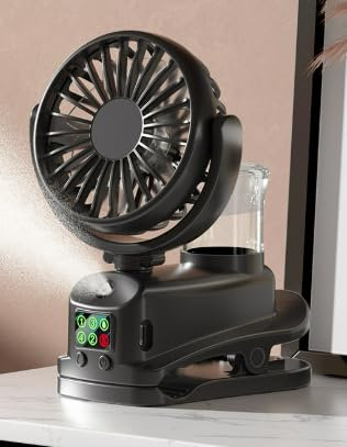 JIZZU Ventilador con Clip, 4 Velocidades de Viento Tischventilator, USB Mini Ventiladors Recargable con Spray Humidificador, Ventilador con Pantalla LED de Ajuste para Dormitorio Oficina Camping-Negro