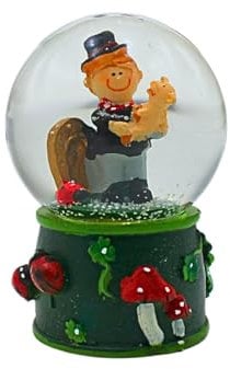 Dekohelden24 Mini Schüttelkugel - Schneekugel mit Schornsteinfeger, Hufeisen und Marienkäfer, Sockel in Grün und Glückspilzen und Kleeblätter, Größe H/B/Ø Kugel: ca. 6,5 x 3,5 cm/Ø 4,5 cm.