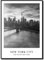 daazoo Rahmenbild One World Trade Center | Wandbild mit Rahmen schwarz Hochformat | Bild New York City Skyline | Wohnzimmer Büro | schwarz weiss | 50 x 70 cm