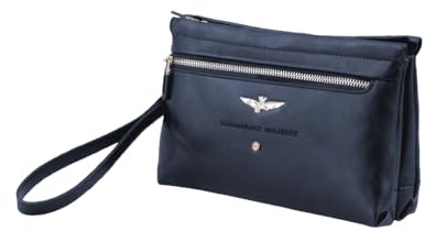 Aeronautica Militare Clutch con gancio da polso, scomparto principale organizzato, tasche esterne ed una frontale. La particolare lavorazione del pellame conferisce al prodotto un gusto affascinante e