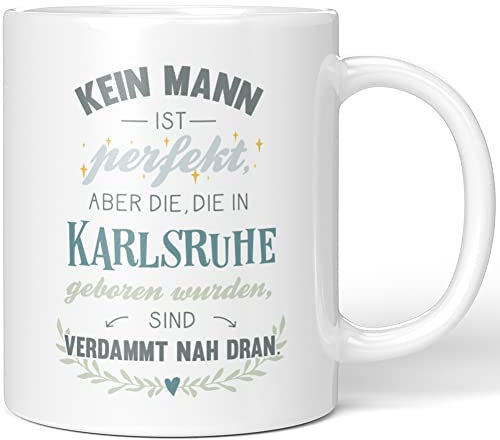 JUNIWORDS Tasse, Kein Mann ist perfekt, Aber die, die in Karlsruhe geboren wurden, sind verdammt nah dran, Weiß (1005672)