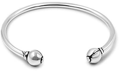 Bracelet jonc argent femme Kinipo. Ce modèle est ouvert et légèrement réglable, avec deux boules aux extrémités. Livré dans une boîte à bijoux